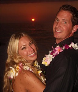 aloha wedding couple at sunset