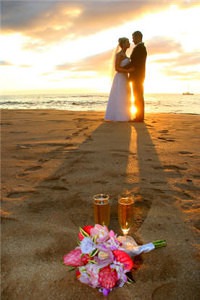 Aloha wedding couple